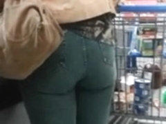 Candid Public - Big MILF Ass in Tight Jeans at Cooler