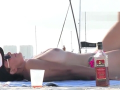 Nicky Ferrari Masturbandome en la Playa.