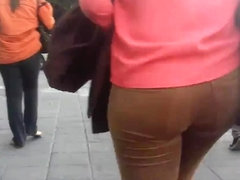 SEXY LADY WALKING IN THE CITY