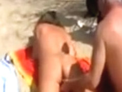 Un vieux retraité doigte le cul de sa femme sur la plage