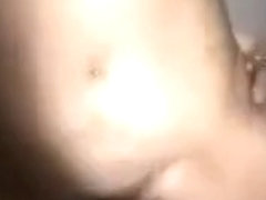 Fille baise une bite avec ses hanches devant la cam