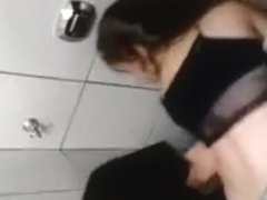 Novinha bebada metendo no banheiro masculino