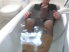 Old Dude Jacks Off In The Bath