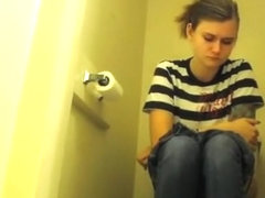 Teen chick pulls down her tight jeans pants to pee