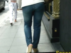 Candid jeans butt video of a woman wearing skinny jeans