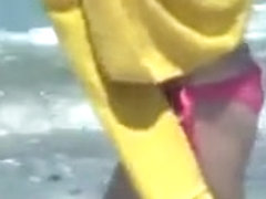 Bikini girl cameltoe in beach voyeur video