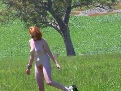 peliroja desnuda en el campo