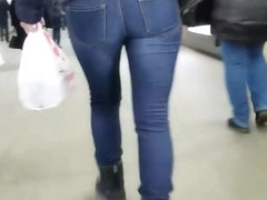 Fast moving MILF's ass in tight jeans