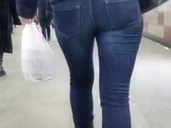 Fast moving MILF's ass in tight jeans