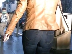 Candid blonde milf in tight jeans and leather jacket