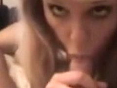 Une blonde formidable se fait filmer en sucant