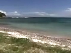 Belle nana se fait niquer en double sur une plage déserte