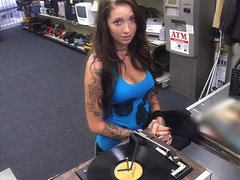 Brunette and sexy rocker wants to sell her vinyls and gets fucked