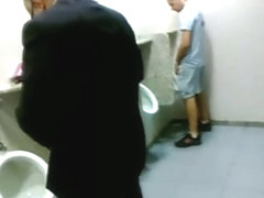 CRUISING PAJA EN EL BAÑO PUBLICO - PUBLIC HIDDEN.mp4