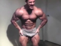 Bodybuilder - Muscle Posing!