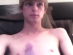 Jeune Minet Lisse Avec Une Belle Bite