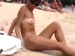 Bruna matura si spoglia nuda in spiaggia